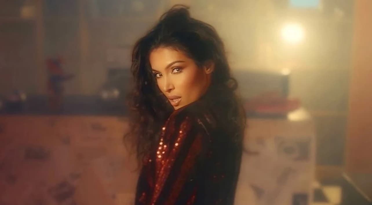 Nora Istrefi sjell versionin e ri të hitit ‘Me Ritëm Do Vallëzoj’ të Eliza Hoxhës