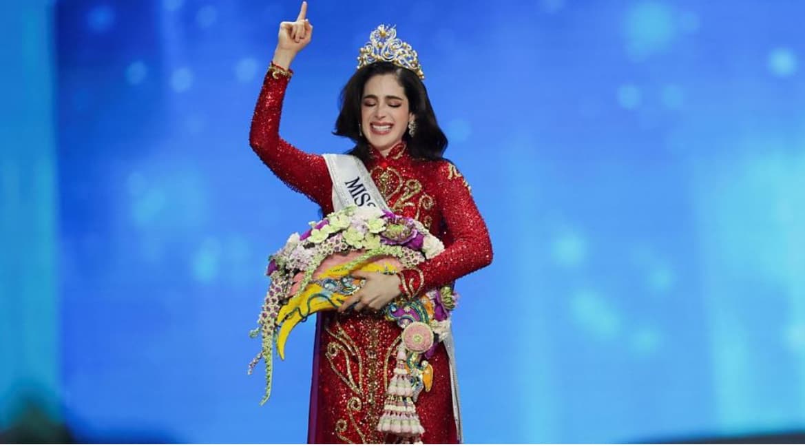 Fatima Bosch nga Meksika, e cila u largua nga organizatorët, u kurorëzua Miss Universe