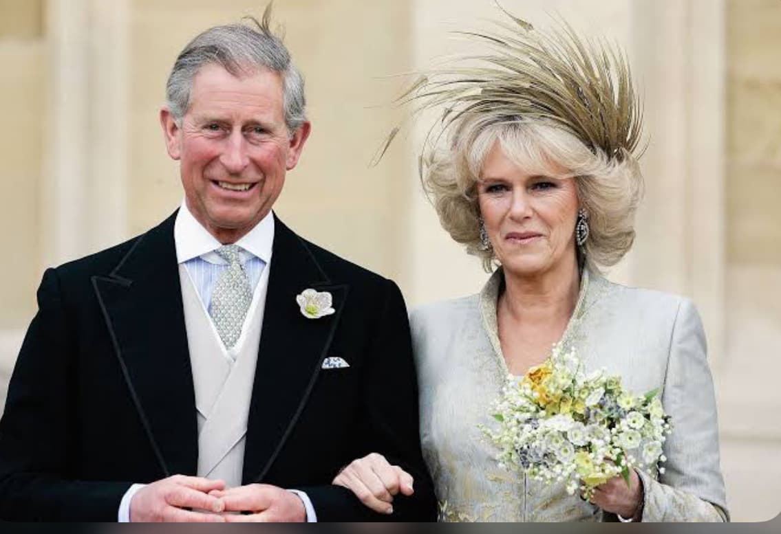 Kështu dukej Mbretëresha Camilla në rini: Pse Mbreti Charles u dashurua në të dhe jo te Princesha Diana