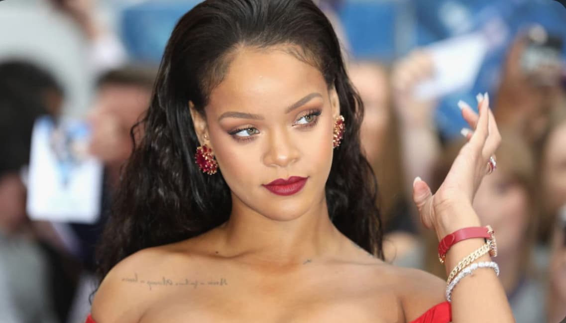 Fotografia “e shëmtuar” e Rihannës po qarkullon në internet, reagon artistja