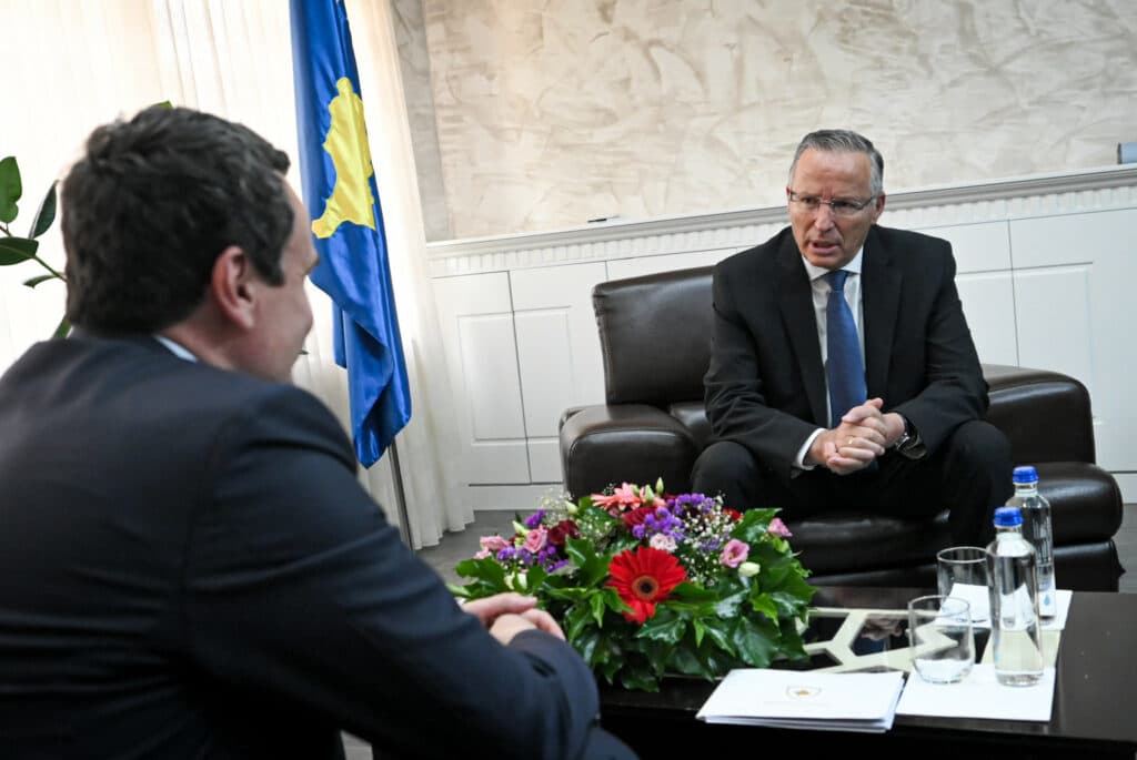 Albin Kurti uron Bedri Hamzën për zgjedhjen kryetar i PDK-së