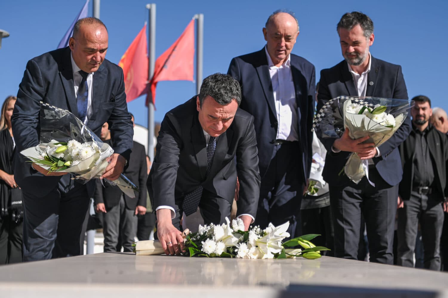 Kurti bëri homazhe pranë varrit të heroit të kombit Zahir Pajaziti: Frymëzim për ushtrinë e Kosovës