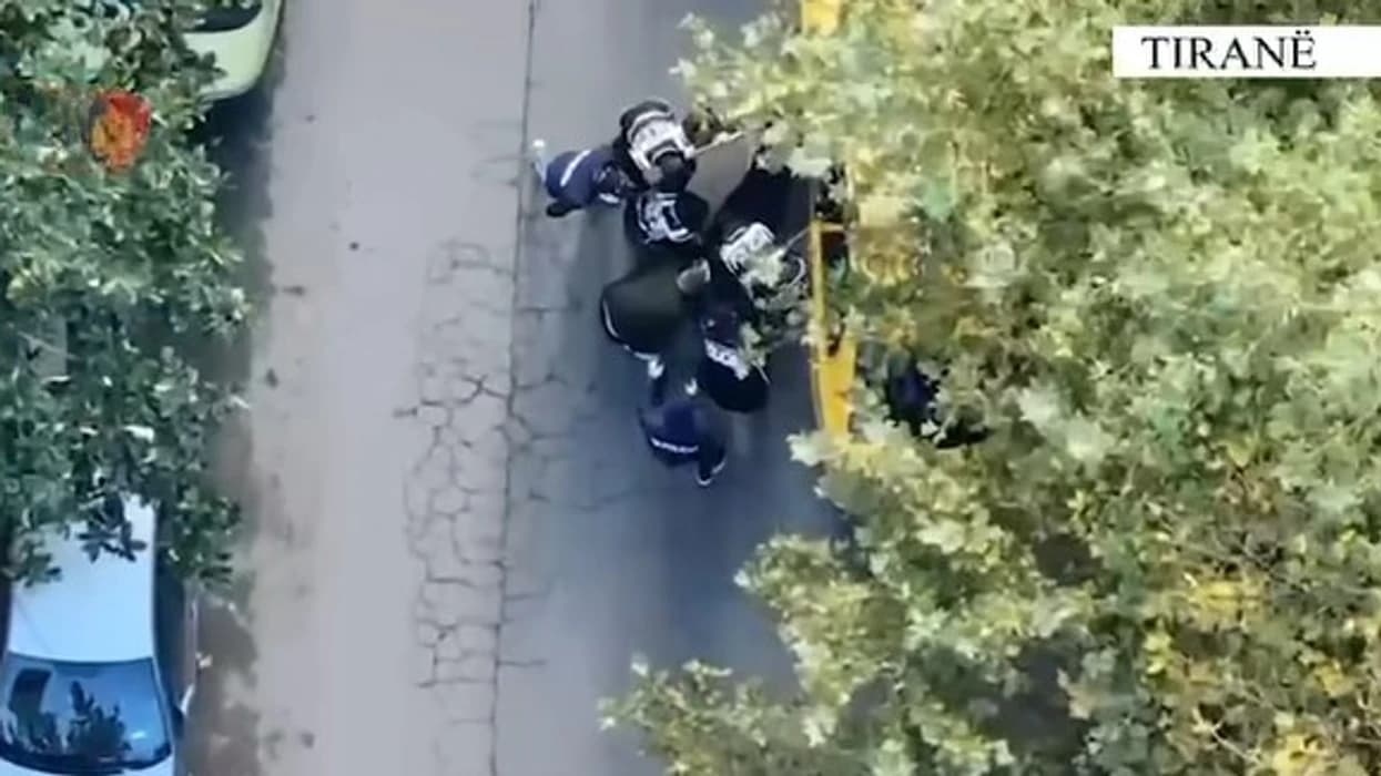 Ishte kamufluar si taksist dhe furnizonte grupet kriminale me armë, Policia publikon pamje nga arrestimi