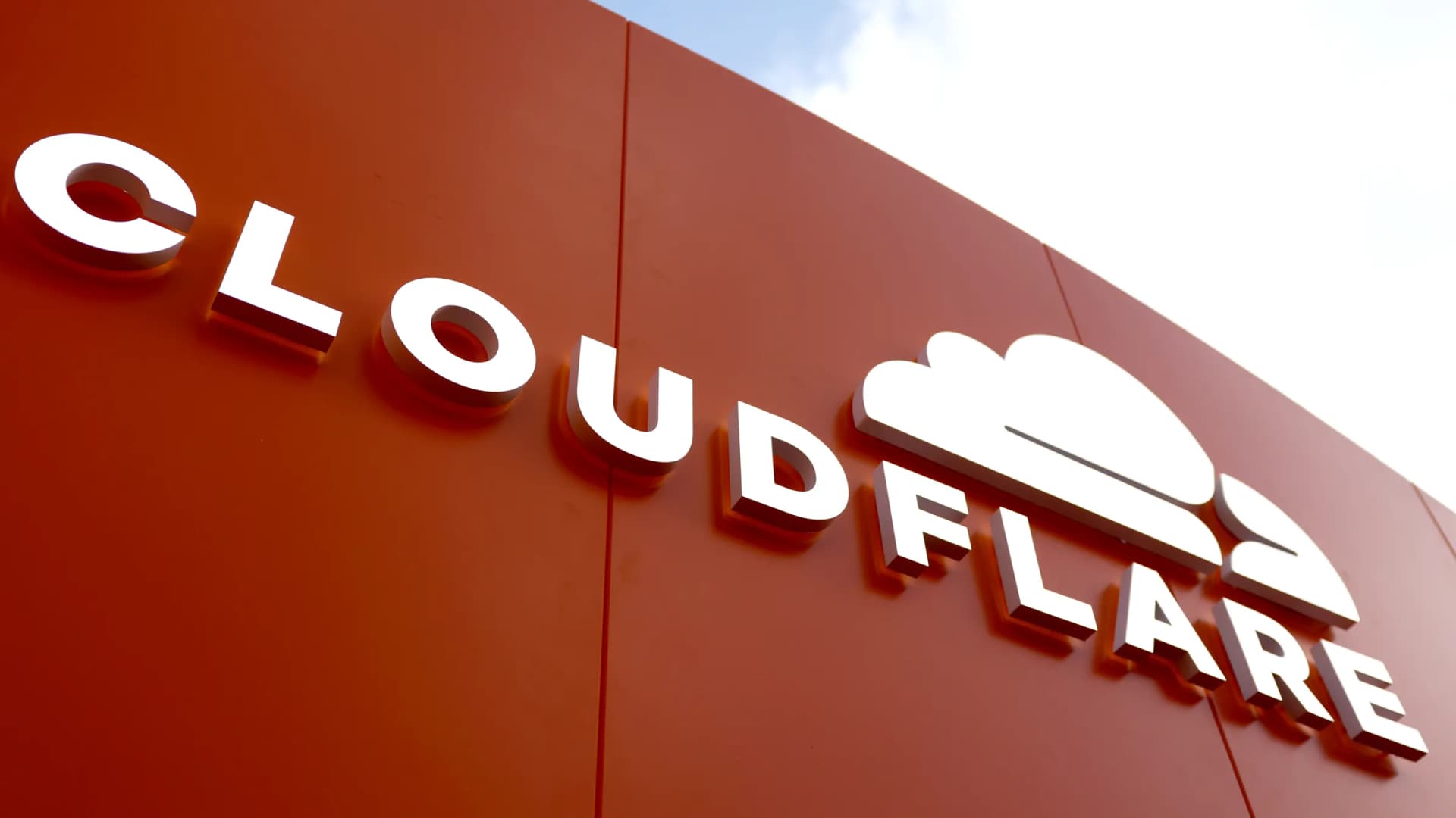 Problemet globale të internetit, Cloudflare sqaron ndërprerjen: Nuk ka pasur sulm