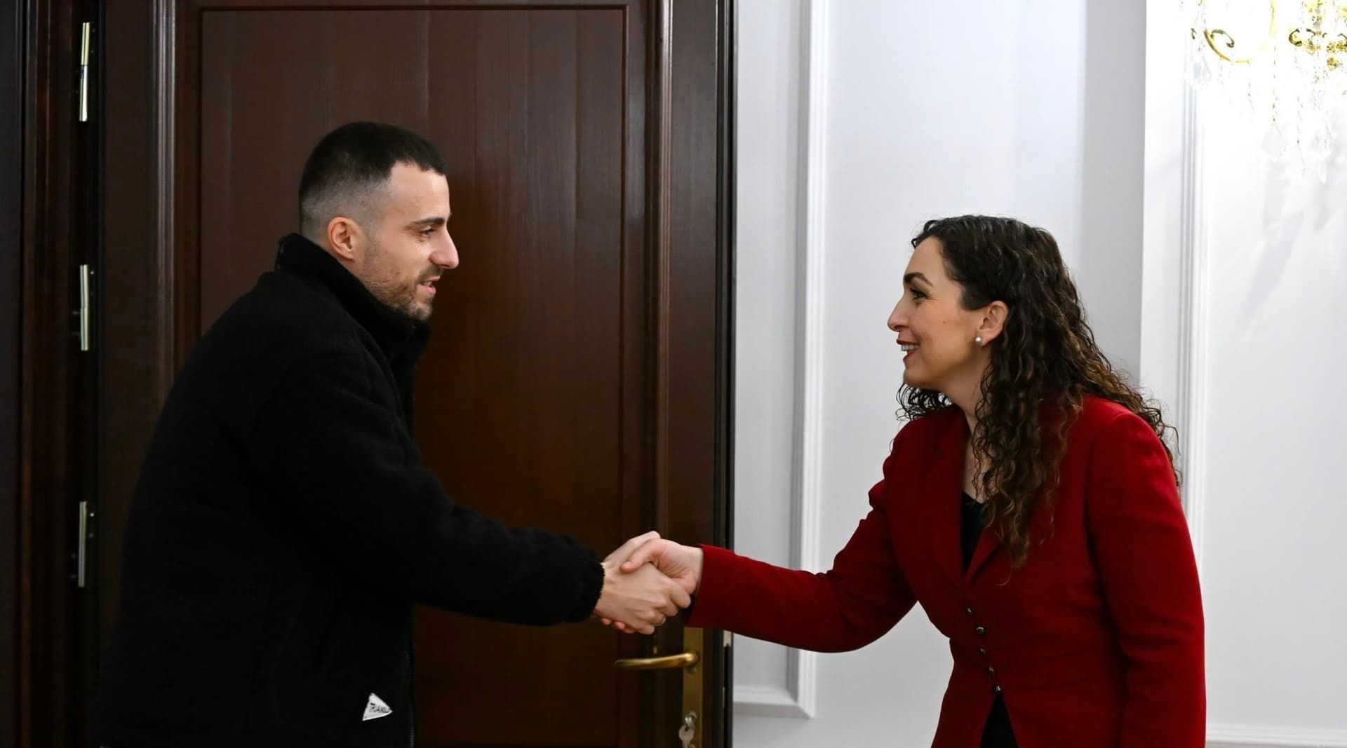 Osmani takon ish-policin Arbnor Spahiu, u bën thirrje qytetarëve të shmangin kalimin nëpër Serbi