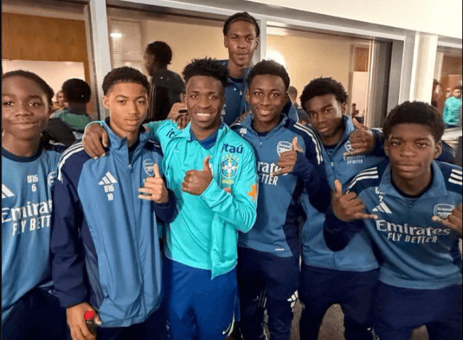 Moment i ëmbël: Lojtarët e rinj të Arsenalit ndalojnë Vinicius Jr për një selfie grupi