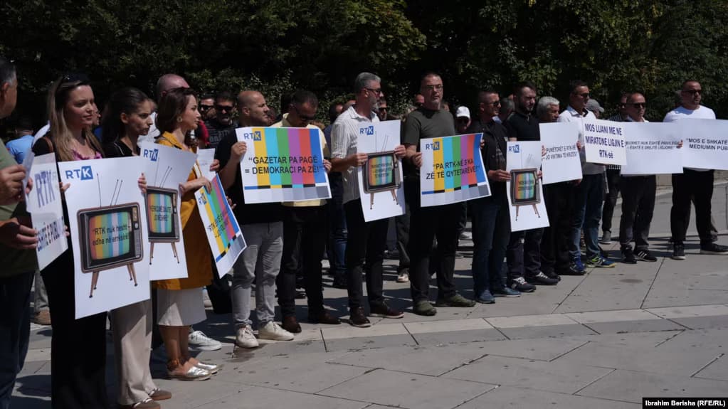 Punëtorët e RTK-së protestojnë për pagat, paralajmërojnë grevë