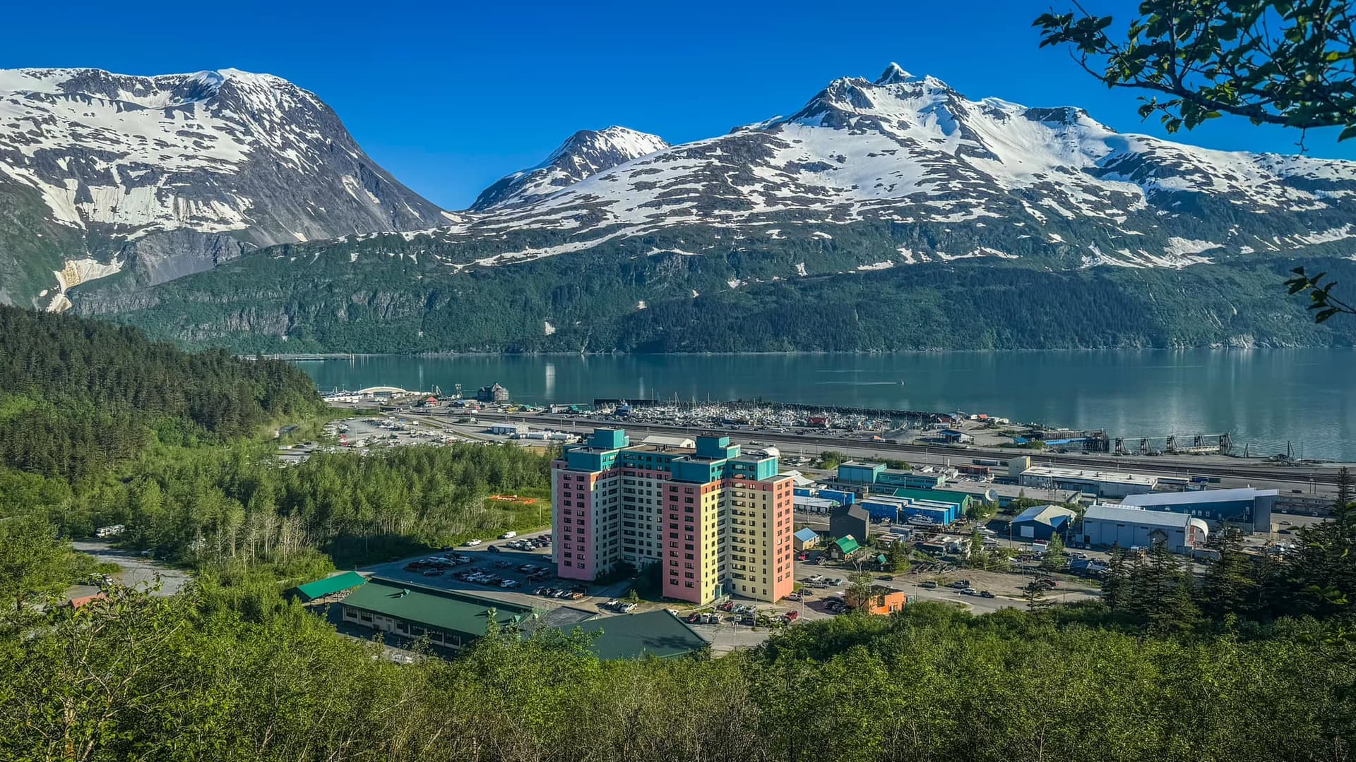 Qyteti nën një çati: jeta brenda Whittier, Alaska