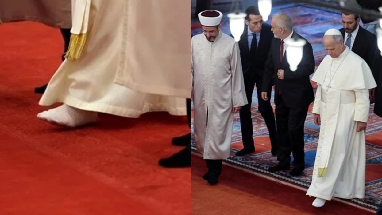 Papa tregon respekt për fenë islame, heq këpucët gjatë vizitës në xhaminë e Stambollit