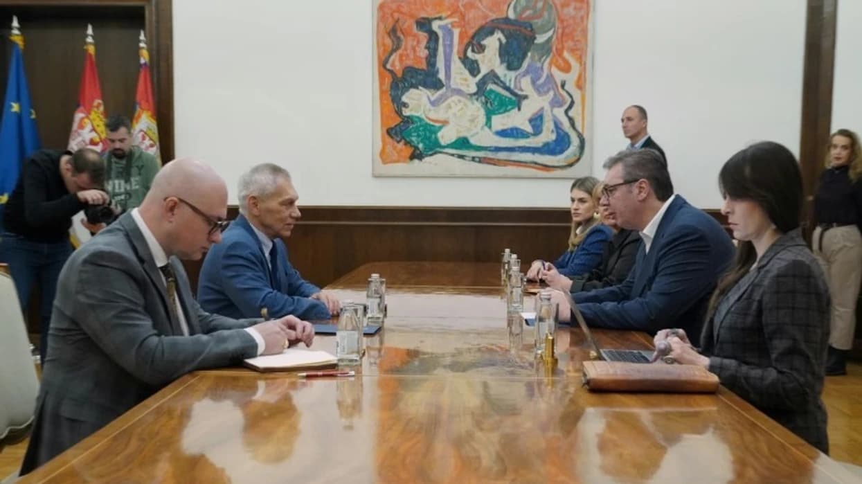 SHBA vendos sanksione ndaj kompanive ruse të naftës, Vuçiq zhvillon konsultime me ambasadorin rus në Serbi