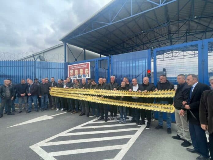OVL-UÇK me aksion simbolik te EULEX-i: Pesë vjet padrejtësi e organizuar, pesë vjet turp ndërkombëtar