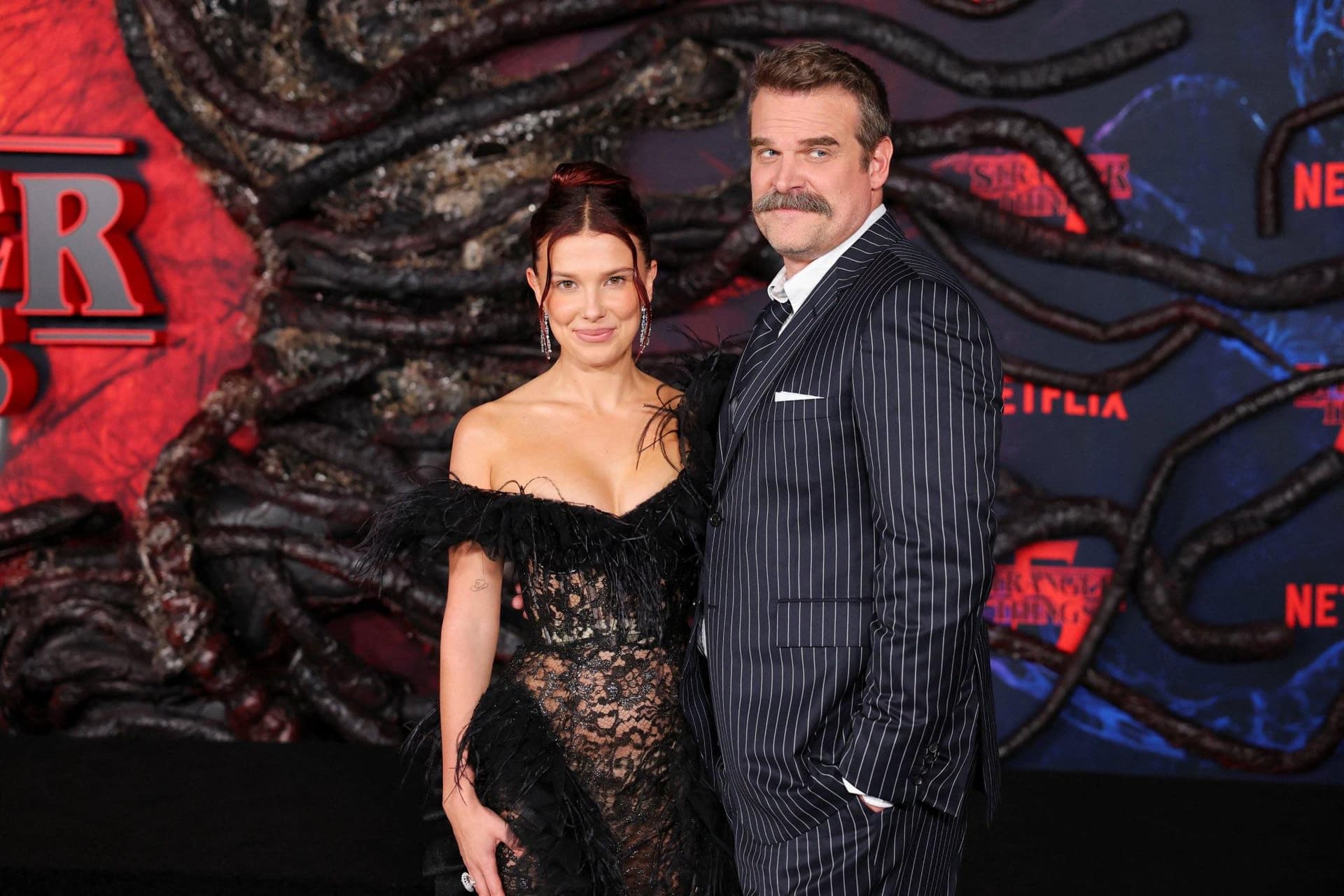 Millie Bobby Brown dhe David Harbour: Një premierë, një ribashkim dhe thashethemet që vazhdojnë