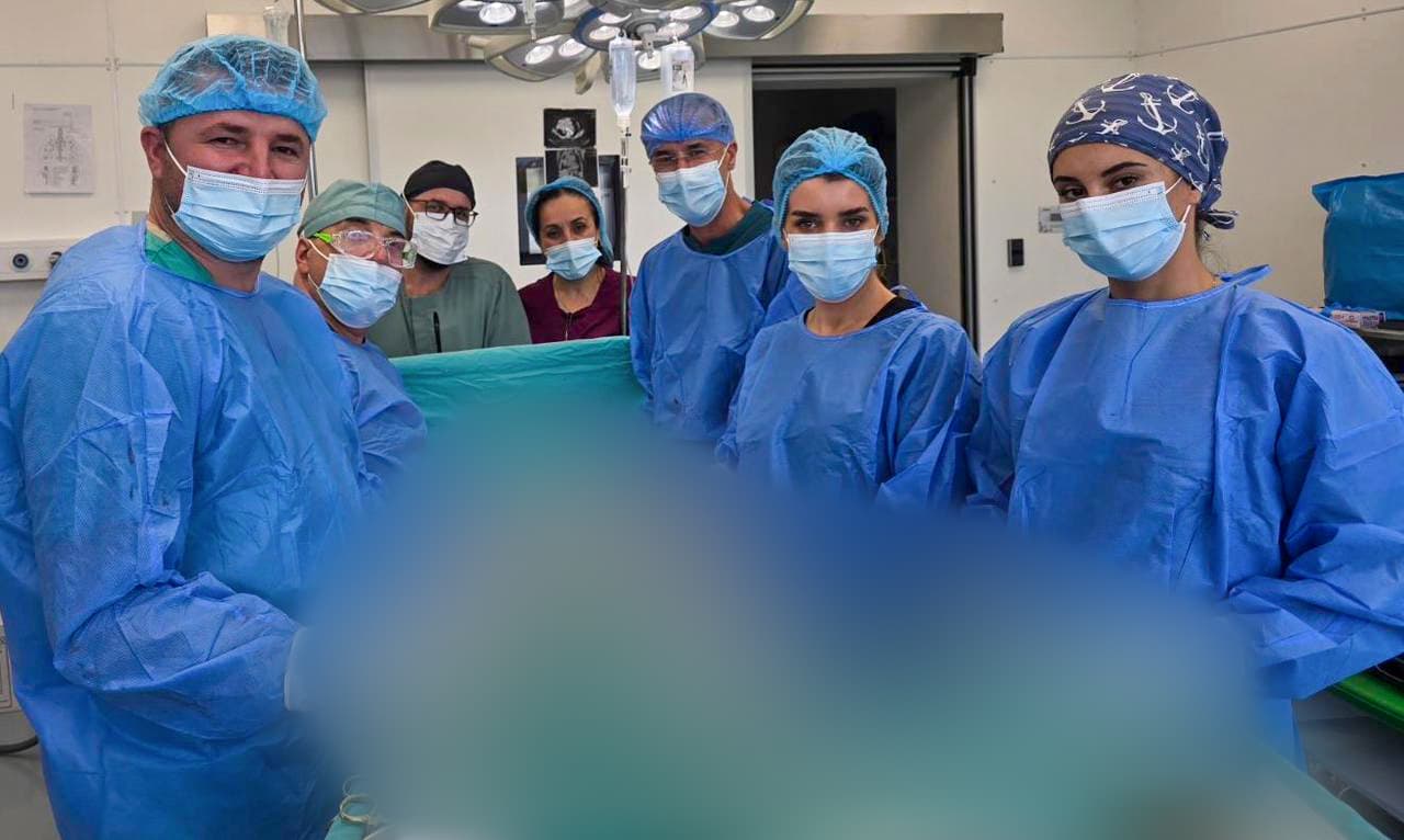 Kryhet një intervenim i rrallë në QKUK, pacientes i largohet tumori rreth 16 centimetra