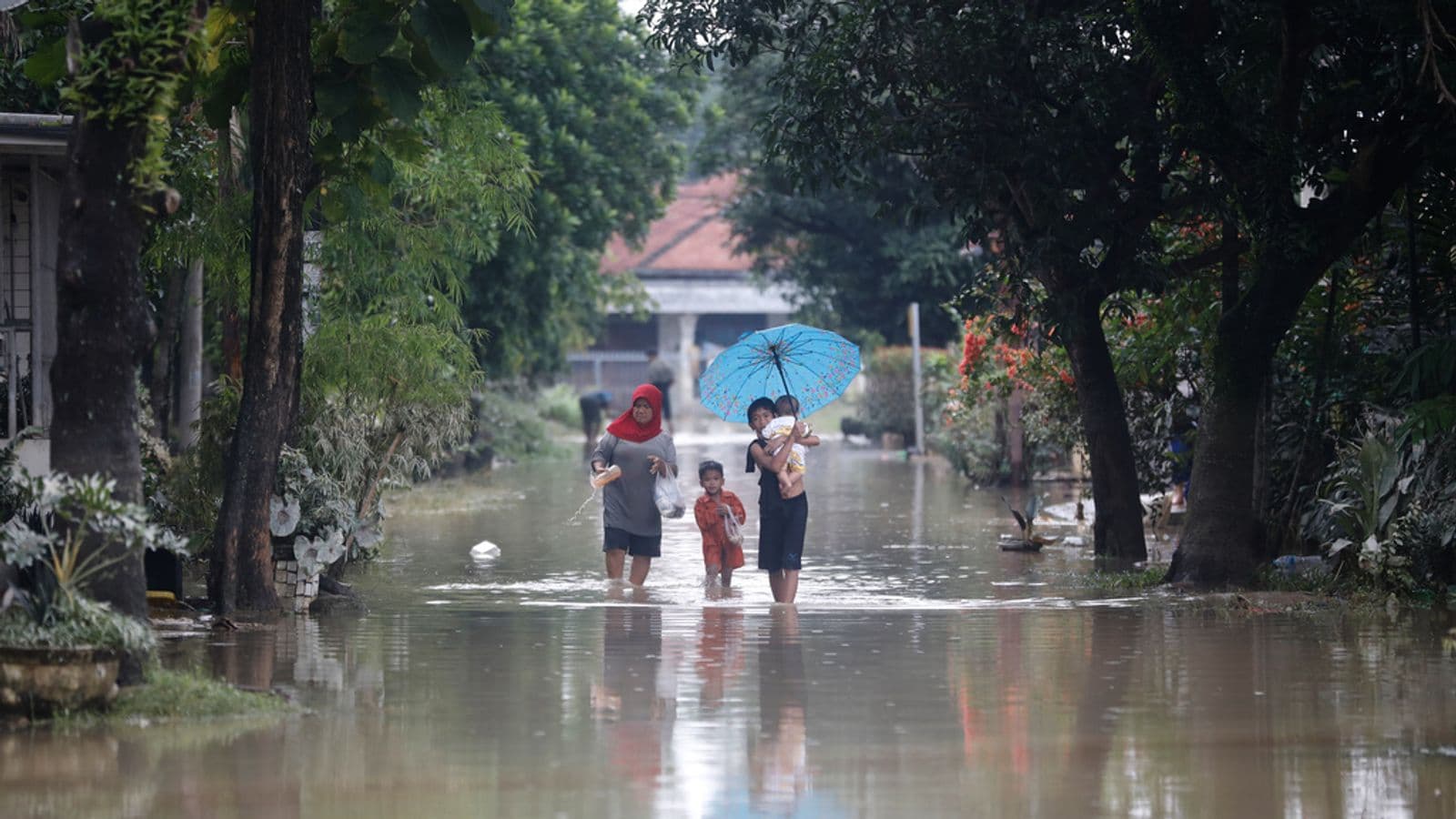 Përmbytje vdekjeprurëse në Indonezi: Numri i viktimave arrin në 248, mbi 100 persona ende të zhdukur