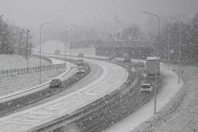 Bora paralizon rrugët në Poloni, kolona të veturave deri në 20 km