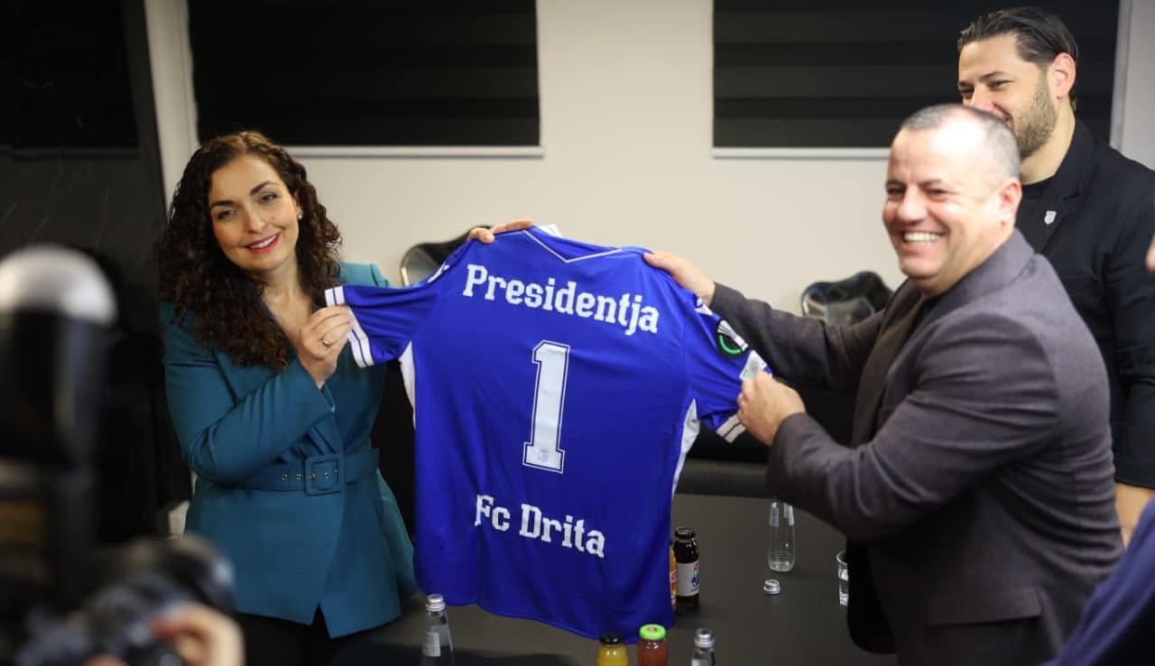 Presidentja Osmani viziton FC Dritën, moment krenarie për klubin