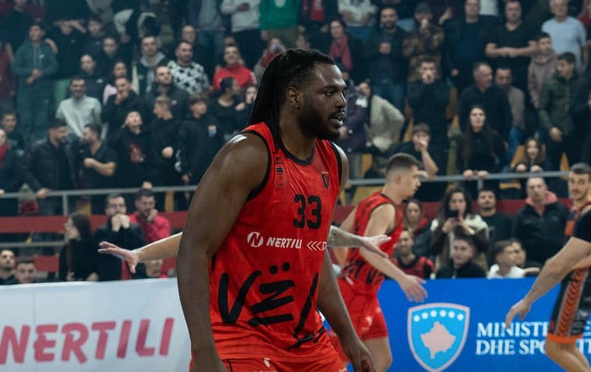 Spektakël në Gjakovë: Hellems, hero i kuqezinjve ndaj kampionëve