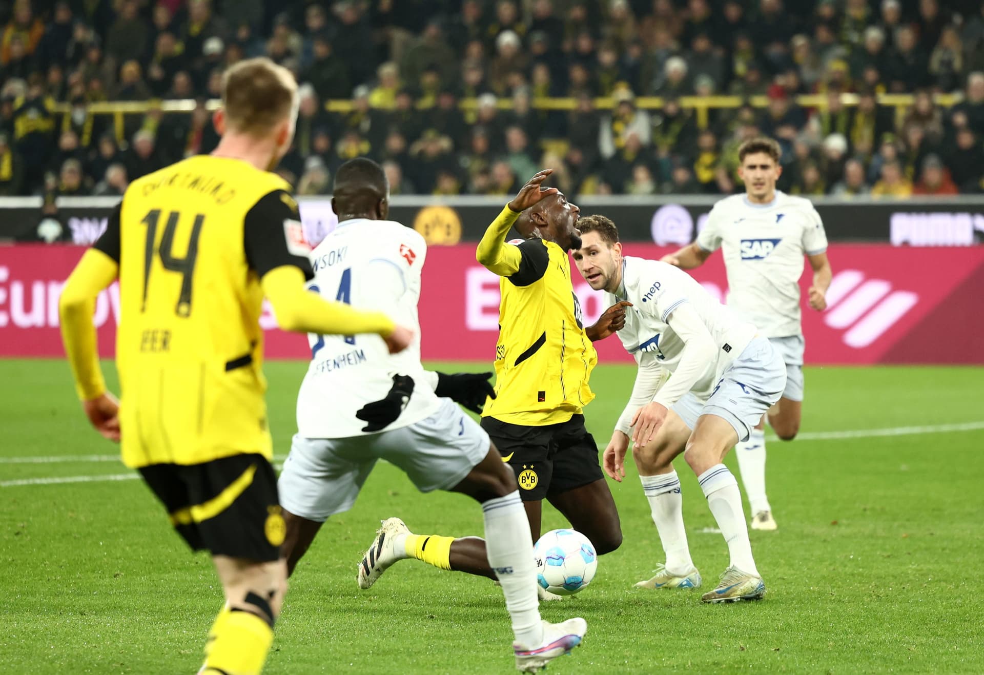 Tre kosovarët në fushë, por Hoffenheim mposhtet 2:0 nga Dortmund