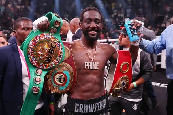 Terence Crawford humb titullin e WBC-së, Sheeraz dhe Mbili luftojnë për vendin bosh