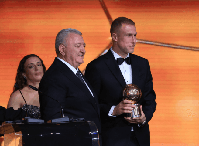 Bekim Balaj fiton “Topin e Artë” në mbrëmjen gala të futbollit shqiptar