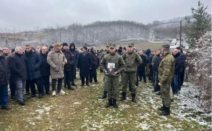 I jepet lamtumira e fundit babit të Calit, varroset pa praninë e djalit