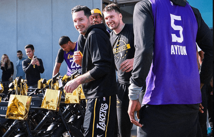 Luka Dončić në rolin e Babagjyshit, Superylli dhuron 103 dhurata për familjen e Lakers