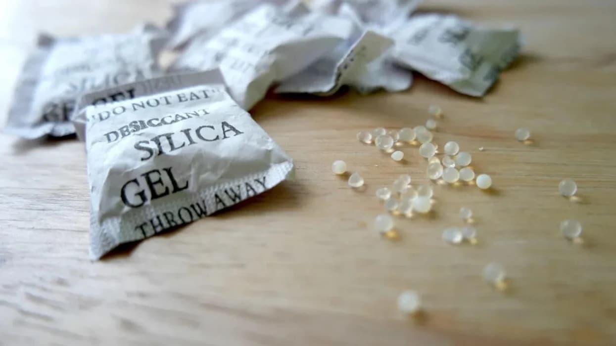 Mos i hidhni më qeset me ‘silika-gel’: Ja si shpëtojnë këpucët, elektronikën, ushqimet, librat dhe çdo gjë tjetër në shtëpi