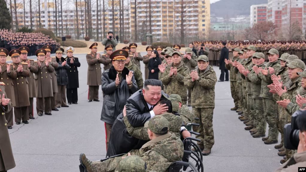Kim Jong Un lartëson trupat koreanoveriore pas kthimit nga misioni në Rusi