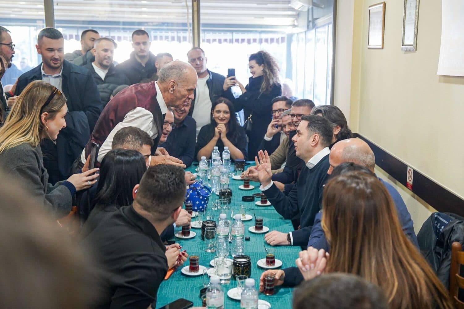 Abdixhiku e Rama në Podujevë, shijojnë “çajin e llapit”