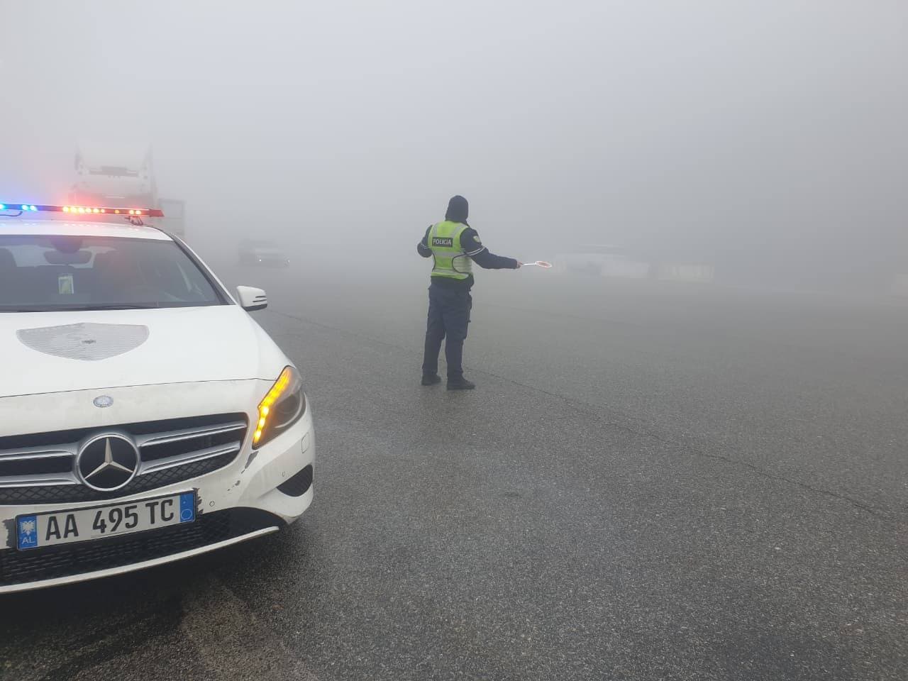 Mjegulla mbulon ‘Rrugën e Kombit’, Policia shqiptare apelon për kujdes: Ulni shpejtësinë