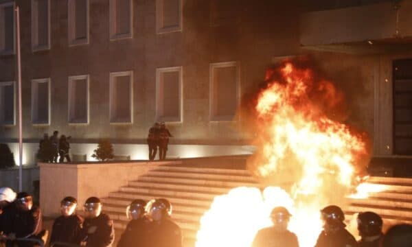 Katër  të plagosur në protestën mbrëmshme në Tiranë