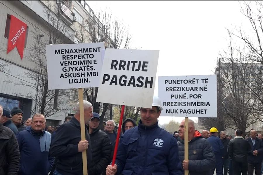 Punëtorët e KEK-ut tregojn “surprizën” e protestës, kërkojnë pagë mesatare 1,100 euro