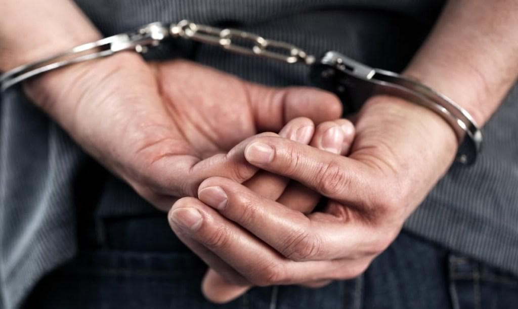 Arrestohet burri që dyshohet se dhunoi një burrë në Podujevë