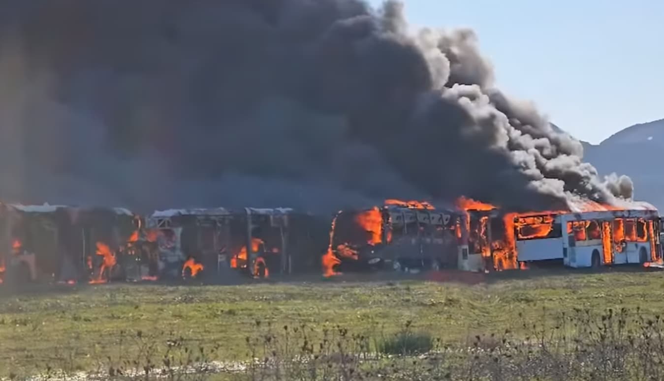 Bëhen ‘shkrumb e hi’ disa autobusë në një zonë parkimi në Durrës