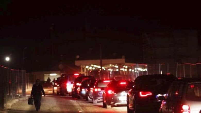 Gjendja në pikat kufitare, kolona deri në 300 metra te Dheu i Bardhë për hyrje në Kosovë