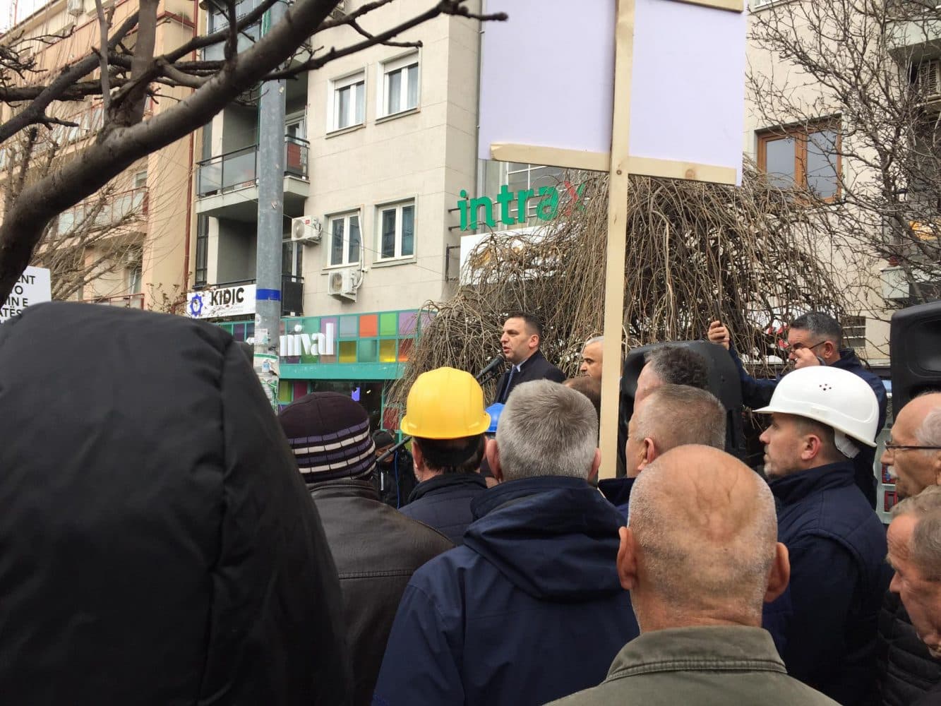 “Nuk kanë përfituar rritje pagash”, punëtorët e KEK-ut protestojnë para zyrave të korporatës