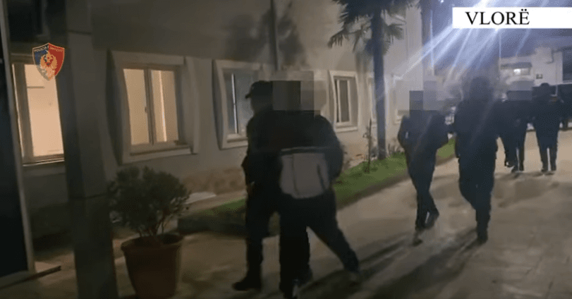 Rrëmbimi dhe mbajtja peng e kosovarit në Vlorë, policia shqiptare publikon pamjet e arrestimit të tre të dyshuarve