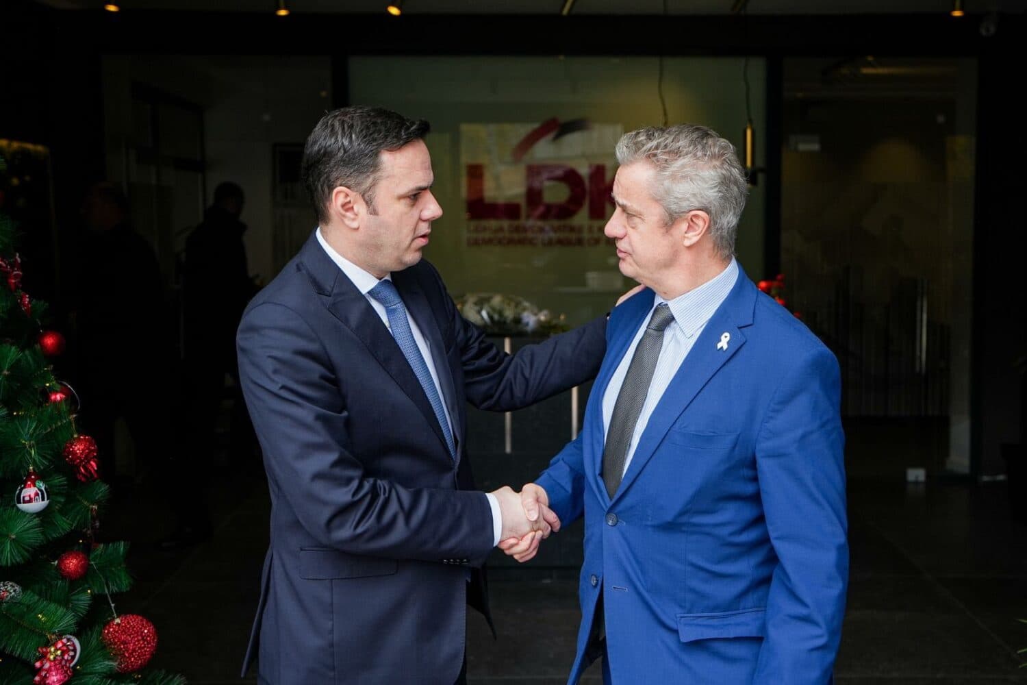 Ambasadori britanik i shkon në zyrë Abdixhikut