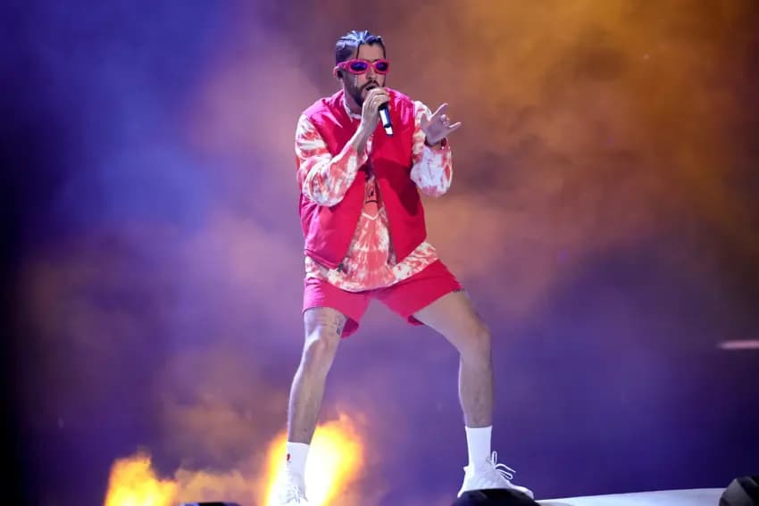 (VIDEO) Bad Bunny rrëshqet dhe bie në skenë gjatë koncertit në Meksikë, turma vazhdon këngën pa u ndalur