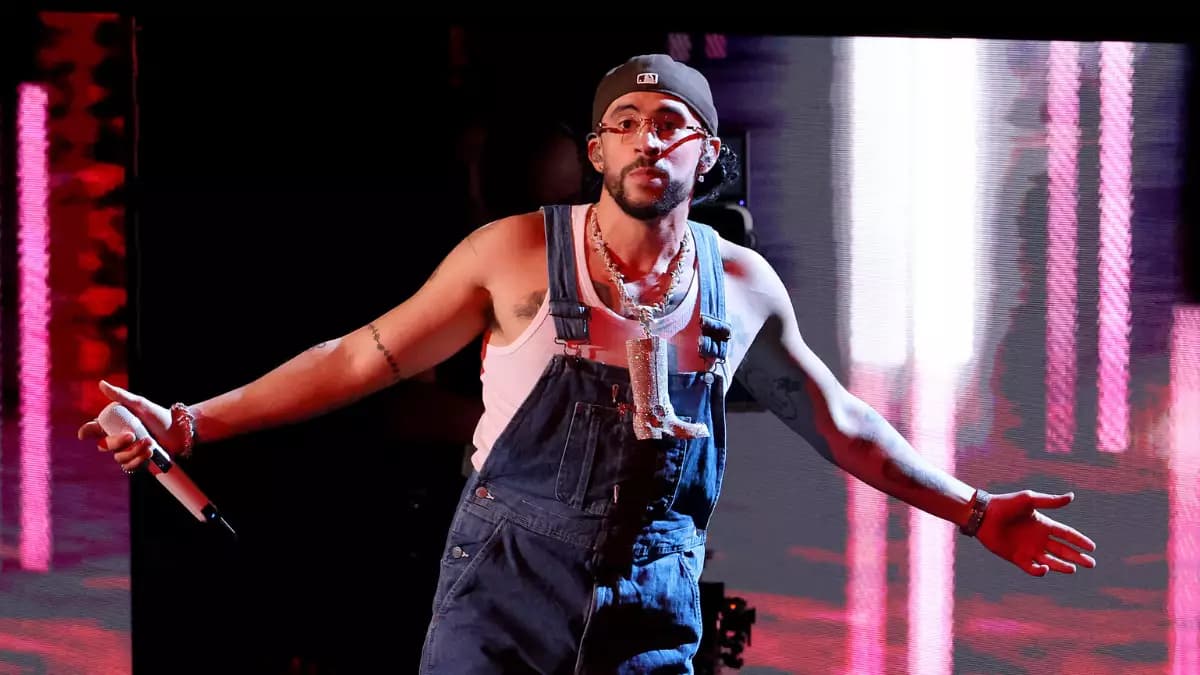 Bad Bunny bie në skenë gjatë koncertit në Meksikë, fansat nuk ndalen së kënduari