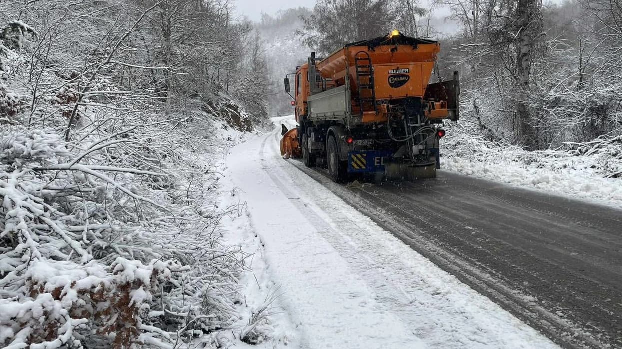 Reshjet e borës, Durmishi thotë se të gjithë operatorët janë aktivizuar për mirëmbajtjen e rrugëve