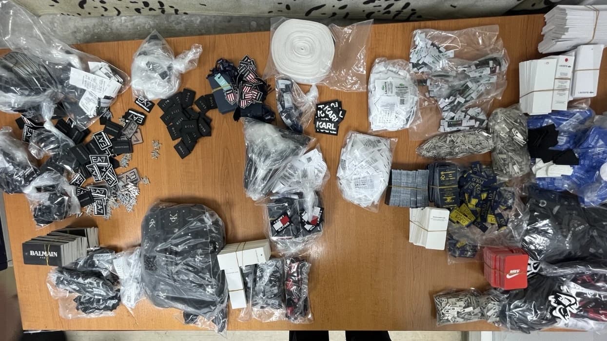 Ndalohet kontrabanda e etiketave të markave të njohura në Han të Elezit, kapen rreth 4 mijë e 500 copë