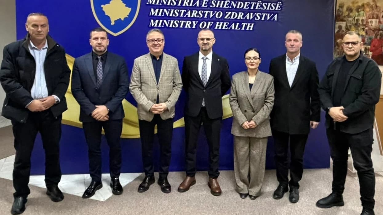 Ministria e Shëndetësisë forcon shërbimet emergjente, tetë autoambulanca të reja për komunat
