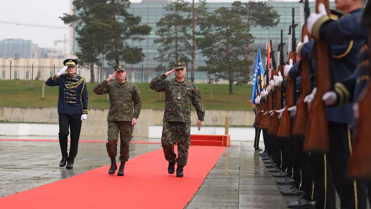 Bashkëpunimi Kosovë-Shqipëri, shefi i Shtabit të Forcave të Armatosura pritet nga gjenerali Jashari