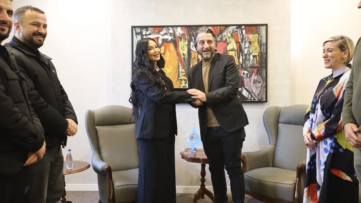 Dafina Zeqiri nderohet me “Hyjneshën në Fron” nga kryetari i Prishtinës, Përparim Rama