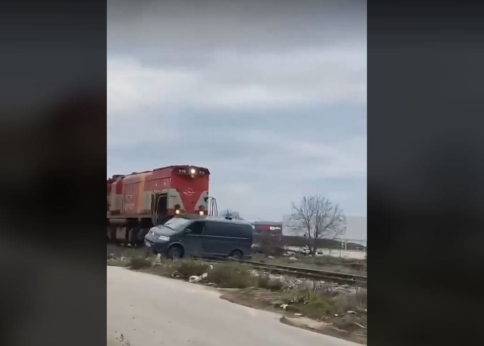 Një tren është përplasur me një kombi në vijën hekurudhore pranë Prishtinës