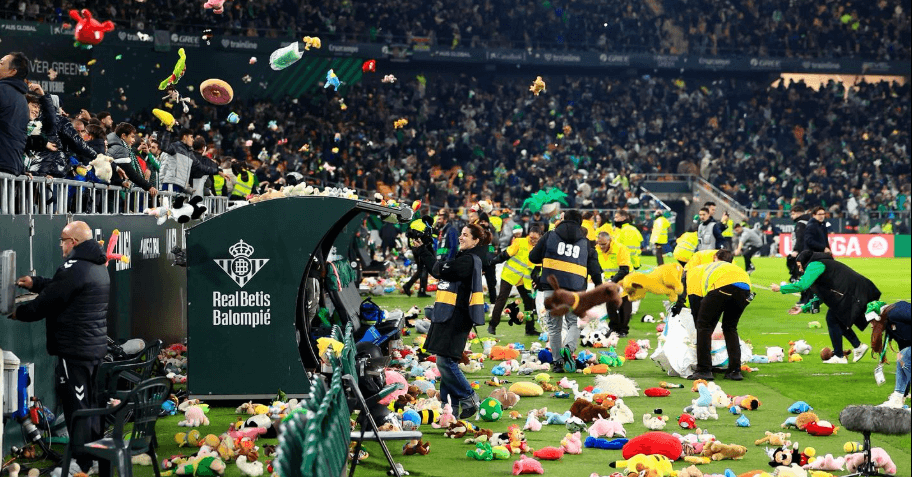 Magjia e Krishtlindjeve në Sevilla, tifozët e Real Betis dhurojnë lodra për fëmijët në nevojë