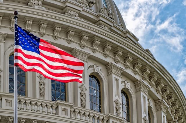 Ushtria amerikane thotë se ka goditur tri anije në Oqeanin Paqësor duke vrarë tetë persona