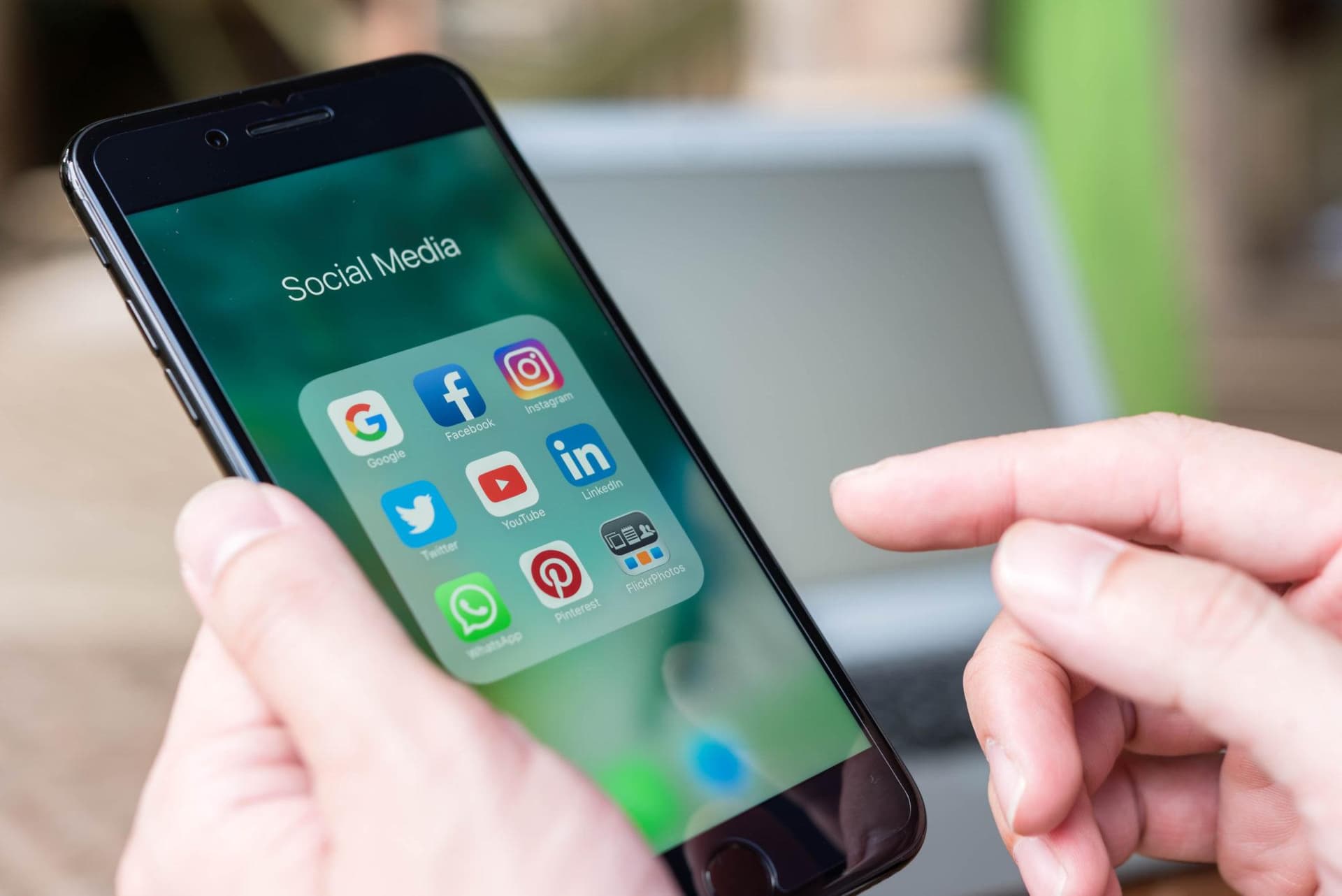 Jeta online, ankthi offline – si po ndikojnë rrjetet sociale te të rinjtë?