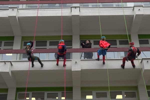 Superheronjtë zbresin në Klinikën e Pediatrisë